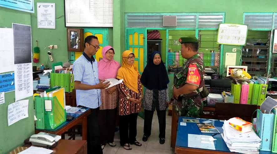 Jalin Komunikasi Dan Silaturahmi, Babinsa Datangi SD Di Wilayah Binaan