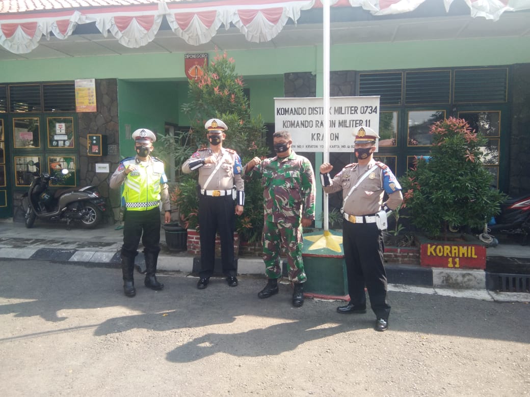 Koramil 11 /Kraton Bersama PJR Polresta Yogyakarta Cegah Penularan Covid-19 Di Masyarakat