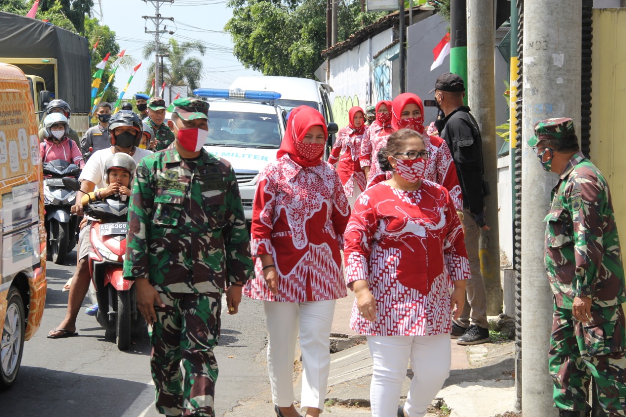 Dandim 0734/ Kota Yogyakarta Dampingi pemberian Sembako kepada Pemusik Jalanan
