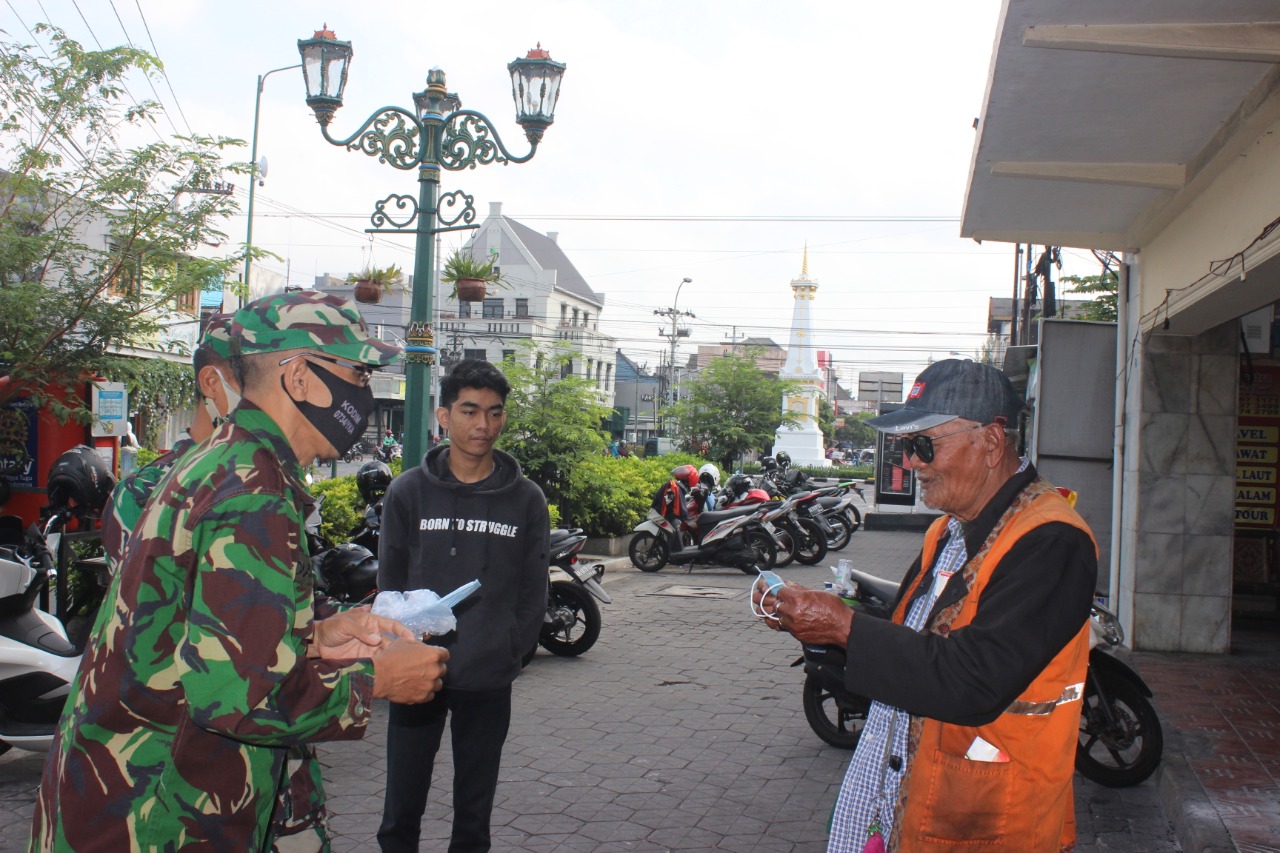 Babinsa Kodim 0734/Kota Yogyakarta Terjun Langsung Tertibkan Protokol Kesehatan di Malioboro
