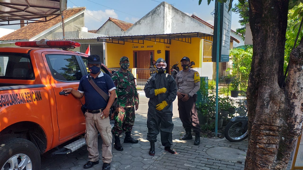 Babinsa Suryodiningratan Dampingi Penyemprotan TRC BPBD Kota Yogyakarta