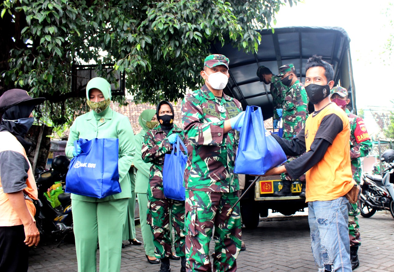 Komandan Kodim 0734/Kota Yogyakarta Berikan Bingkisan Sembako Kepada Petugas Kebersihan