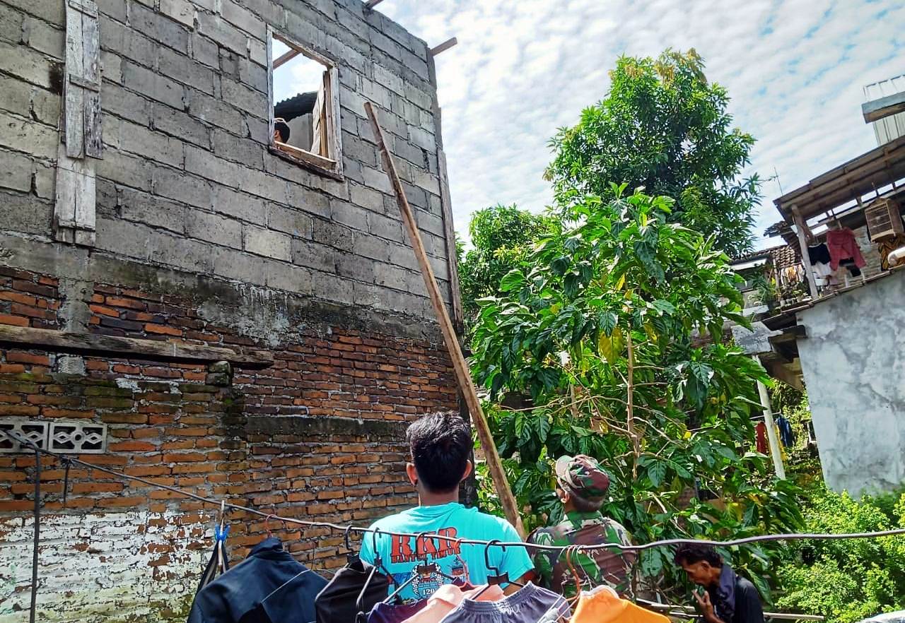 BEBERAPA RUMAH DI WILAYAH KEMANTREN NGAMPILAN RUSAK AKIBAT HUJAN DERAS DISERTAI ANGIN KENCANG