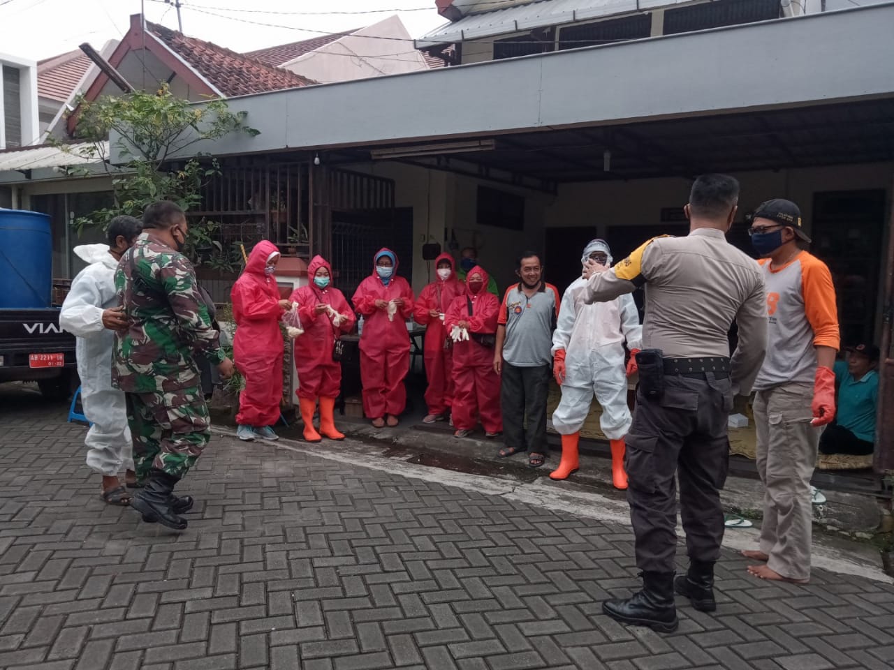 BERGERAK BERSAMA LAWAN CORONA GENCARKAN PENYEMPROTAN DISINFEKTAN MANDIRI