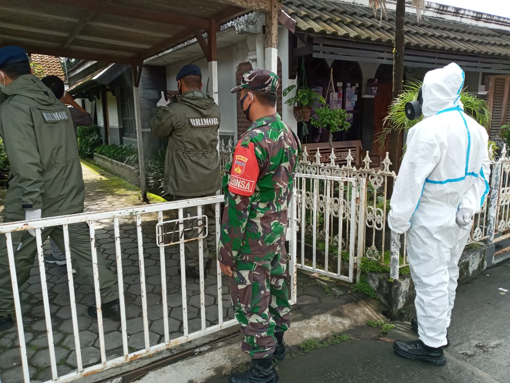 BABINSA DAMPINGI PENYEMPROTAN DISINFEKTAN OLEH SAT BRIMOBDA YOGYAKARTA