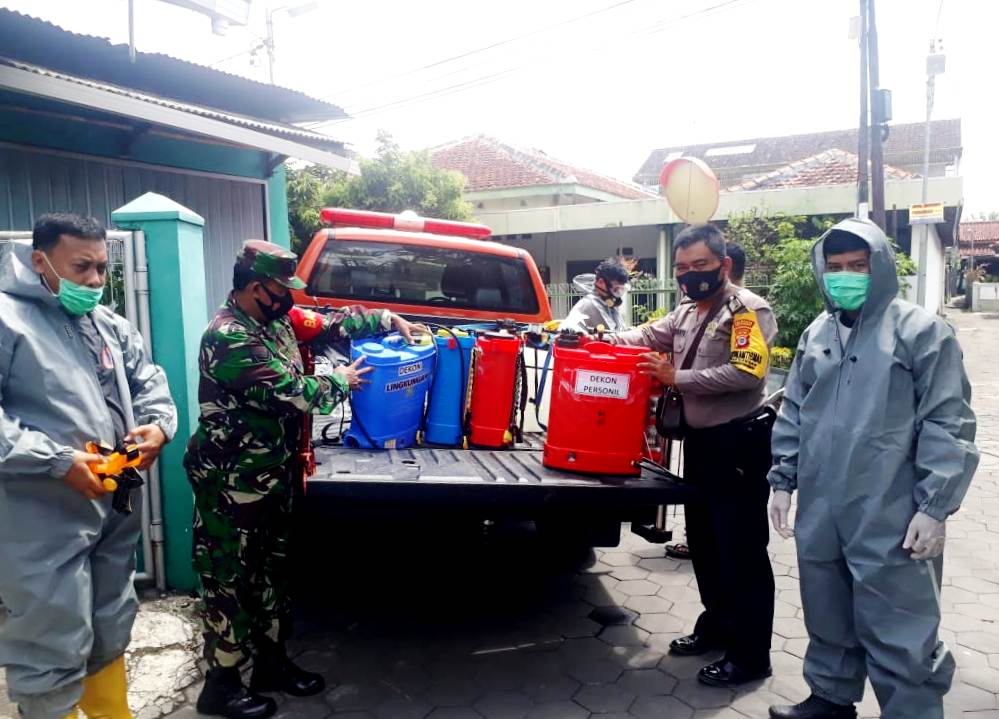 BABINSA GONDOKUSUMAN, AJAK WARGA LAKUKAN PENYEMPROTAN DISINFEKTAN