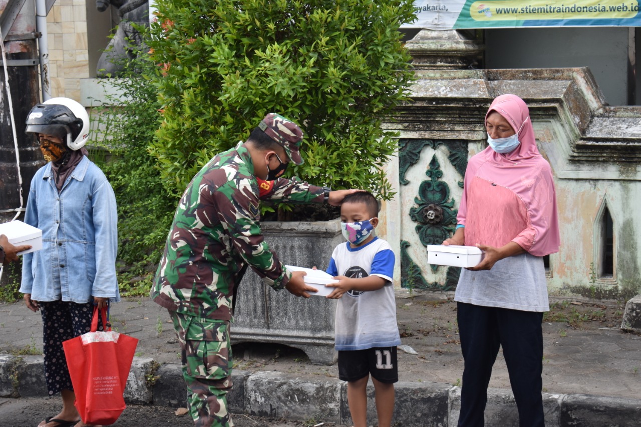 Berbagi Berkah Ramadhan, Kodim Kota Yogyakarta Kembali Bagi Takjil Gratis