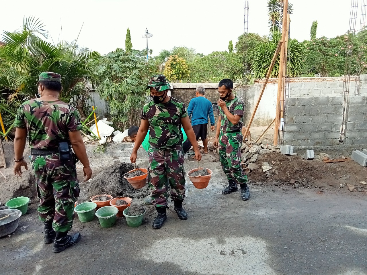 SATGAS TMMD REGULER MULAI GENCARKAN DAN KEBUT TAHAP AWAL PEMBUATAN BALAI RW 