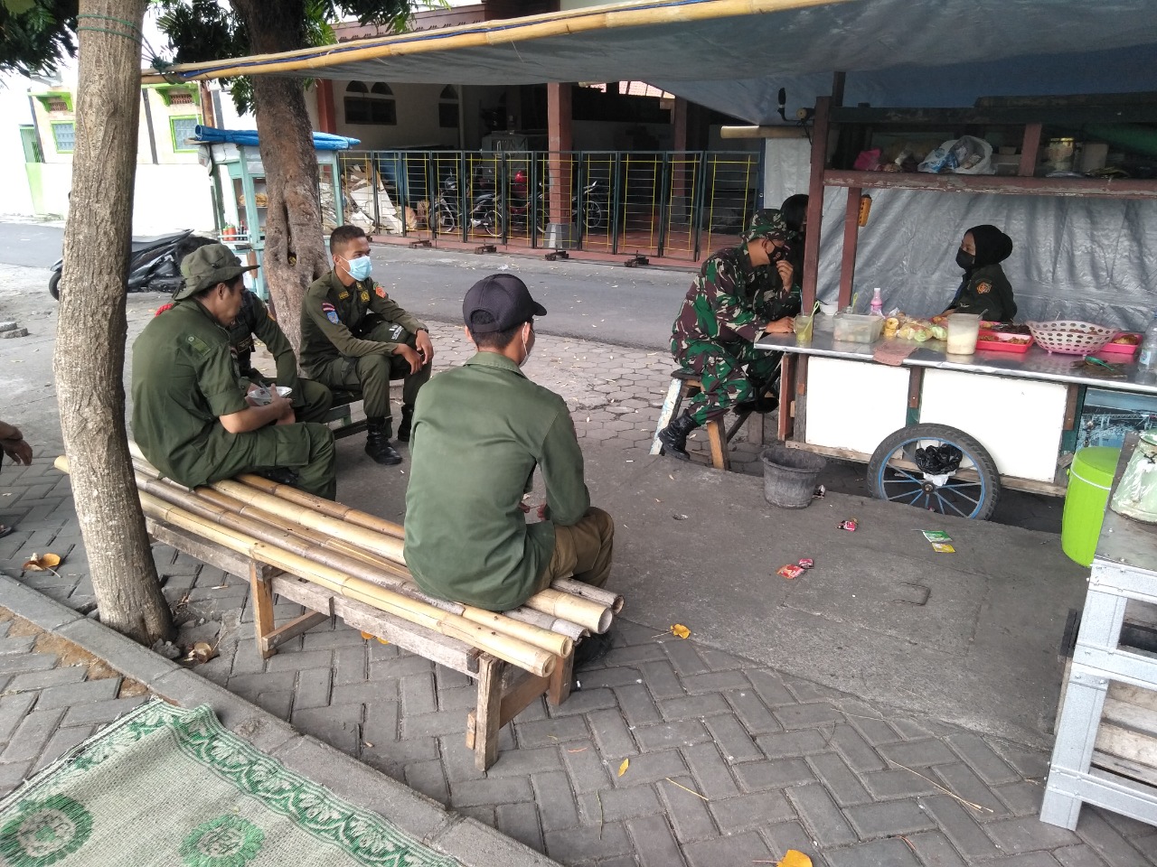 TMMD REG KE-111 KODIM 0734/KOTA YOGYAKARTA MEMBAWA BERKAH BAGI ANGKRINGAN DI SEKITAR LAPANGAN MANCASAN