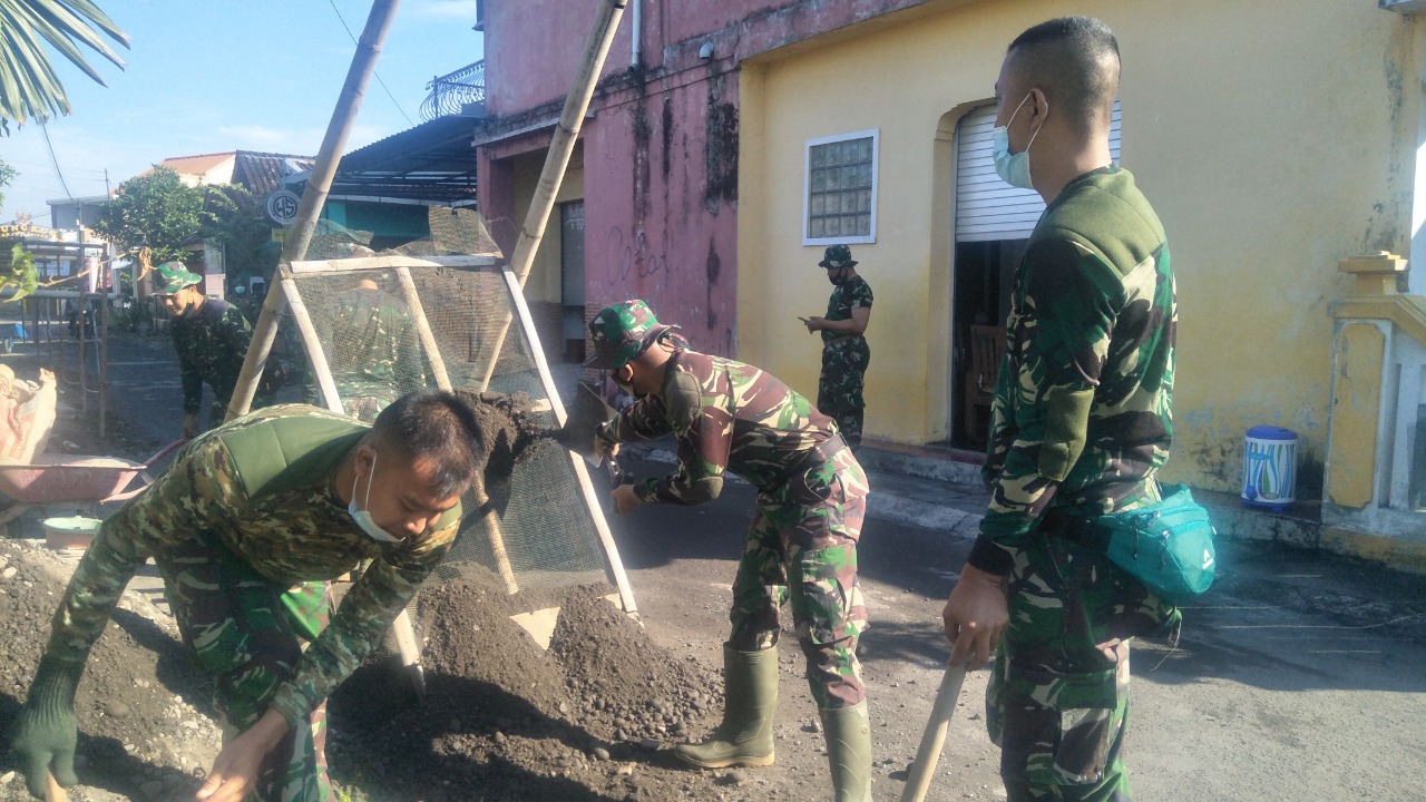 KEULETAN SATGAS TMMD KODIM JOGJA, SECARA MANUAL ADUK MATERIAL BANGUN BALAI RW