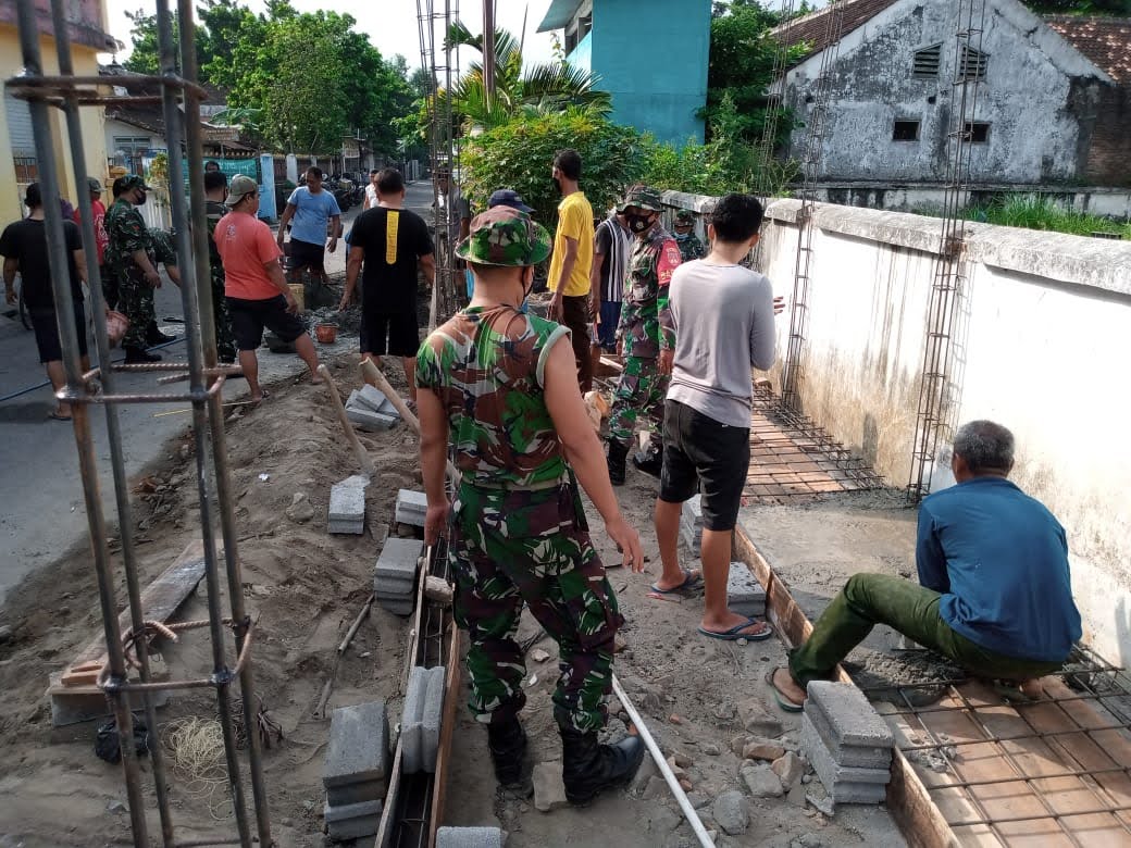 TIM TEKNISI SATGAS TMMD REGULER TURUT MEMPRAKARSAI RANCANG BANGUN BALAI RW