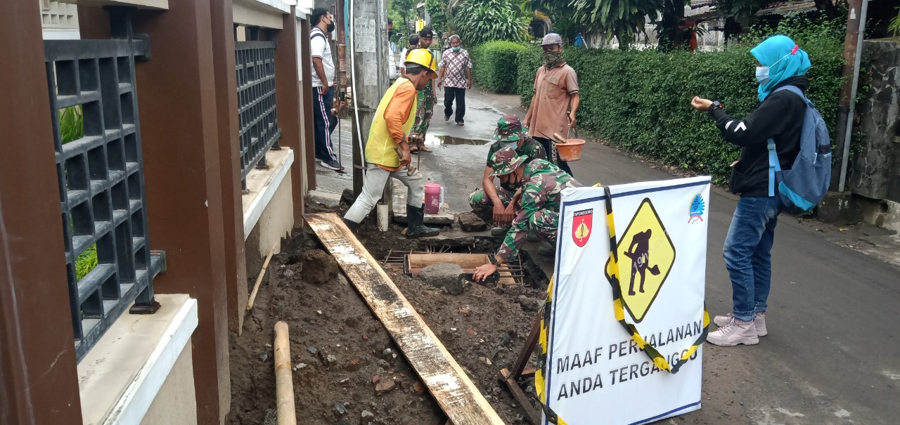 SERING TERJADI GENANGAN AIR, SATGAS TMMD KODIM JOGJA BUAT PERESAPAN AIR HUJAN