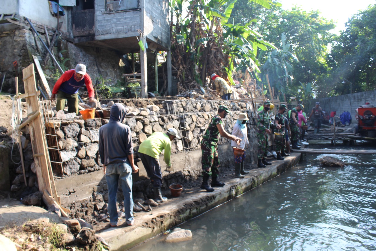 Antisipasi Banjir dan Longsor, TMMD Bangun Talud di Bantaran Aliran Irigasi Anak Winongo