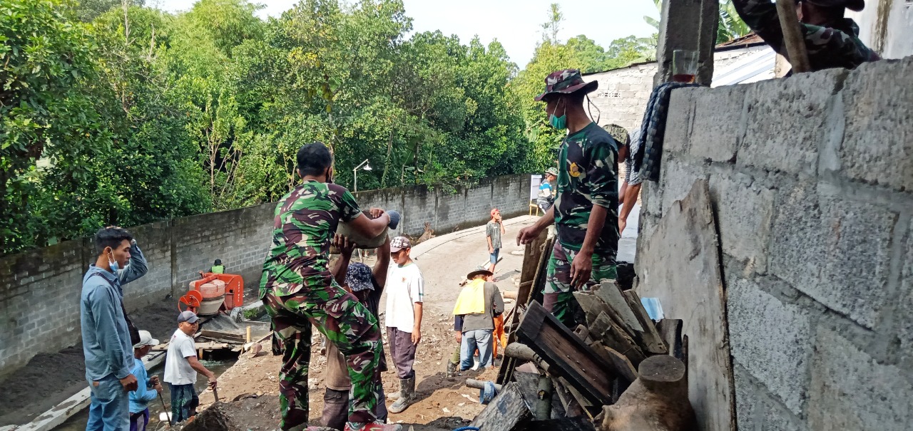 WUJUDKAN KEINGINAN WARGA SATGAS TMMD KODIM JOGJA BANGUN TALUD