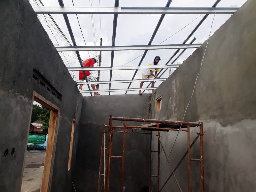 Pembangunan Balai RW Memasuki Pemasangan Atap 