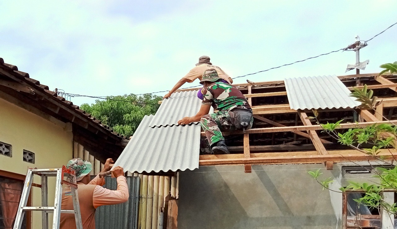 Bersama Warga, Satgas TMMD Gotong Royong Pasang Atap Rumah