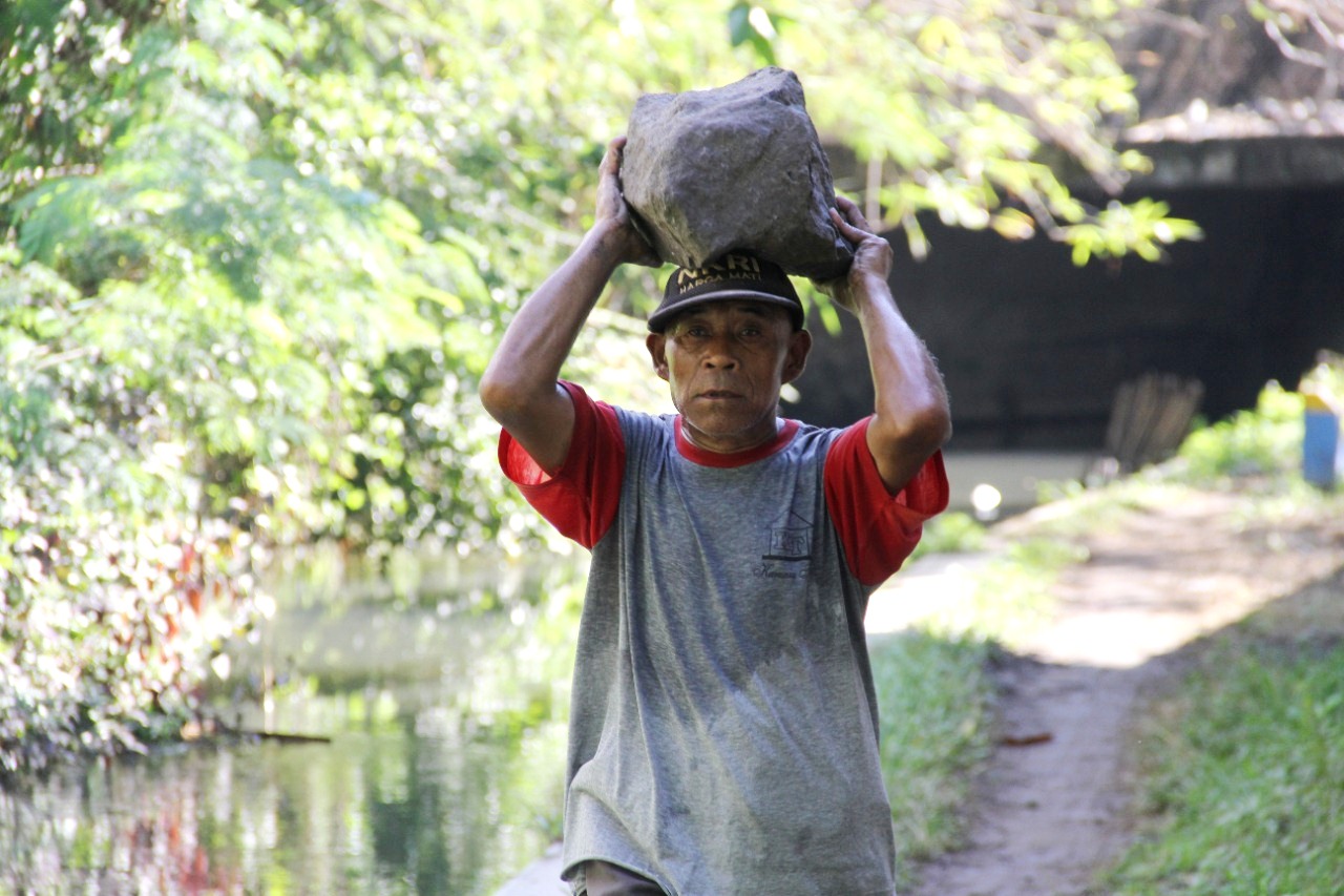 Usia Tua Bukan Jadi Penghalang Untuk Ikut Serta Dalam Kegiatan TMMD