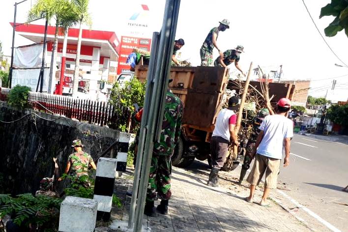 SATGAS TMMD BERSIHKAN TIMBUNAN SAMPAH DI LOKASI PEMBANGUNAN TALUD