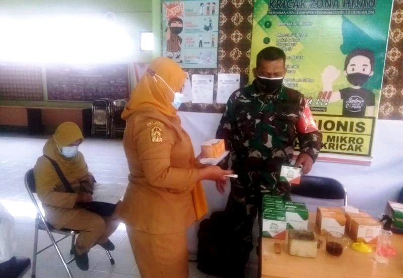 Serma Hartono Bagikan Obat dan Vitamin Bantuan Mabes TNI ke Warga Kricak