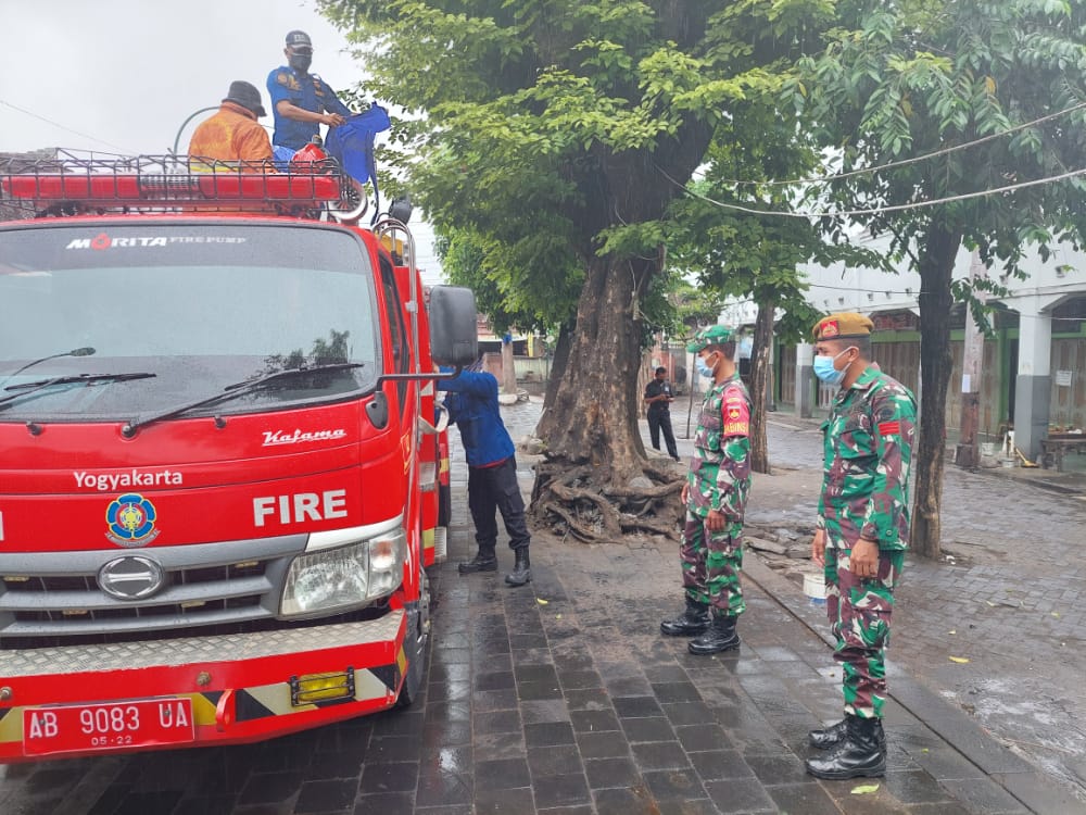 FORKOPIMKA KEC. KOTAGEDE GANDENG DINAS KEBAKARAN UNTUK SEMPROT PASAR