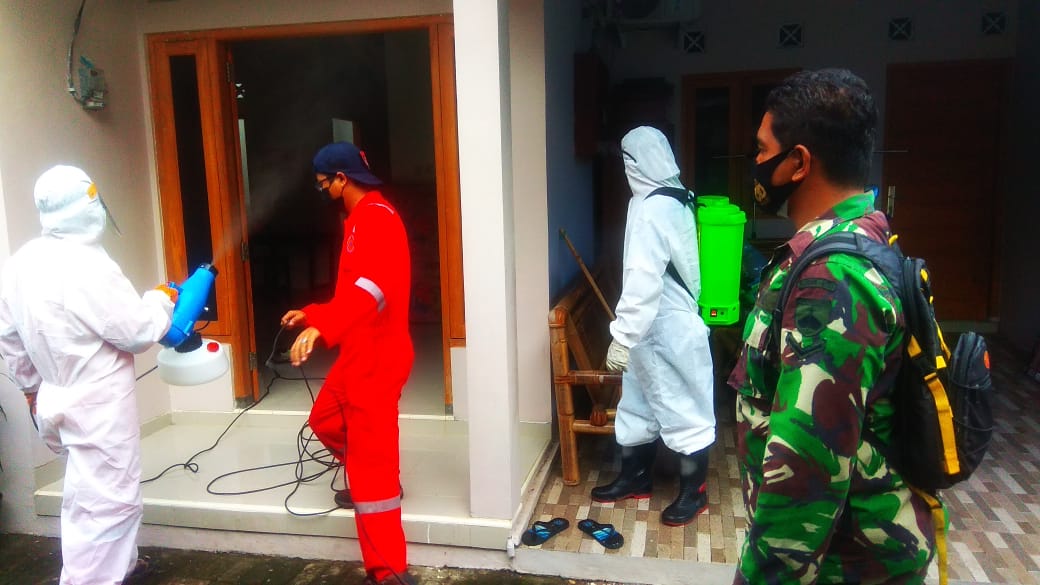 BABINSA BERSAMA SATLAKAR BANTU WARGA ISOLMAN PENYEMPROTAN DESINFEKTAN CEGAH COVID-19