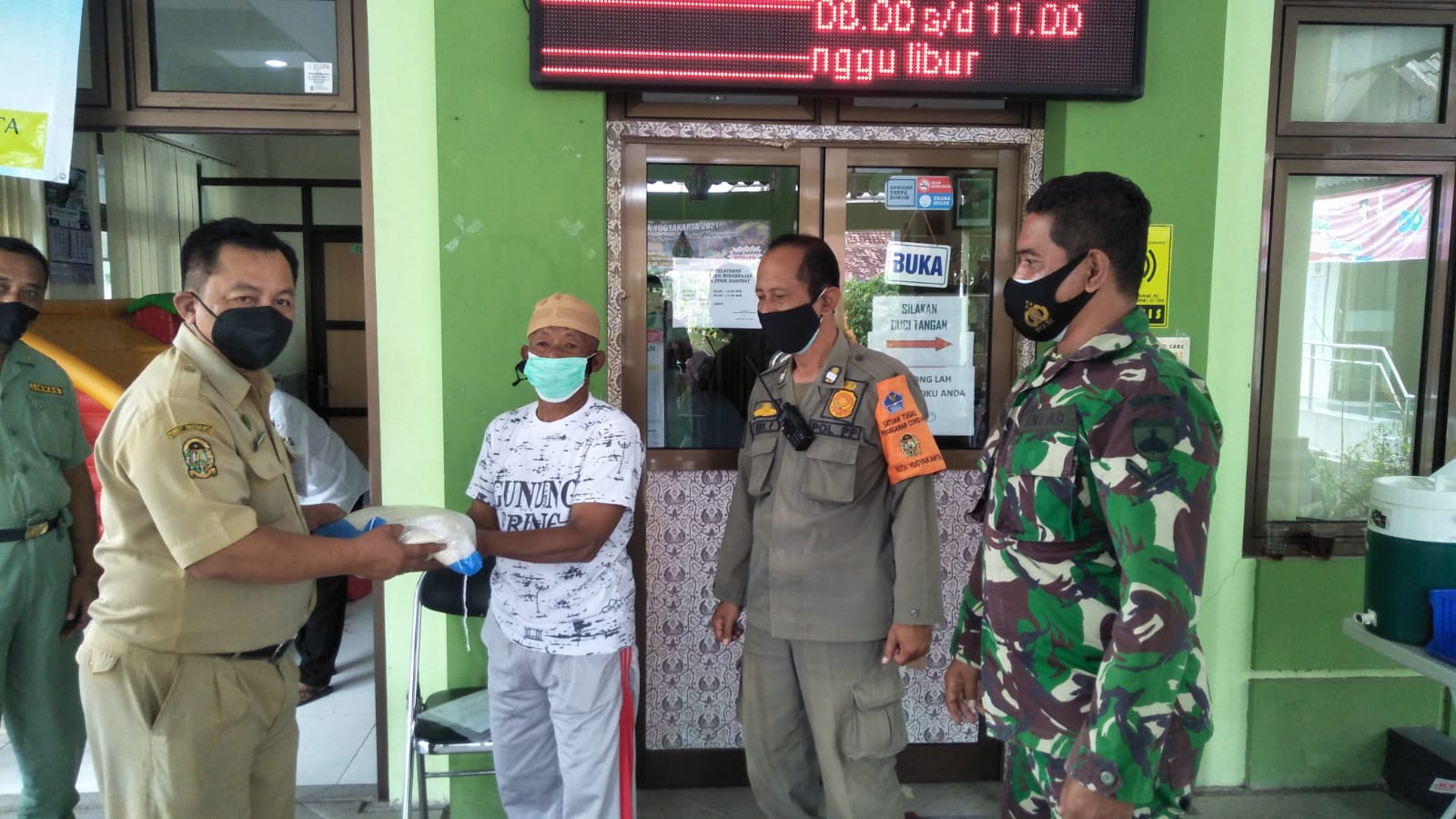 PPKM DARURAT LEVEL IV, BABINSA KORAMIL 10/WIROBRAJAN BERSAMA DINSOS TERJUN LANGSUNG PENDISTRIBUSIAN BERAS BAGI WARGA TERDAMPAK COVID-19