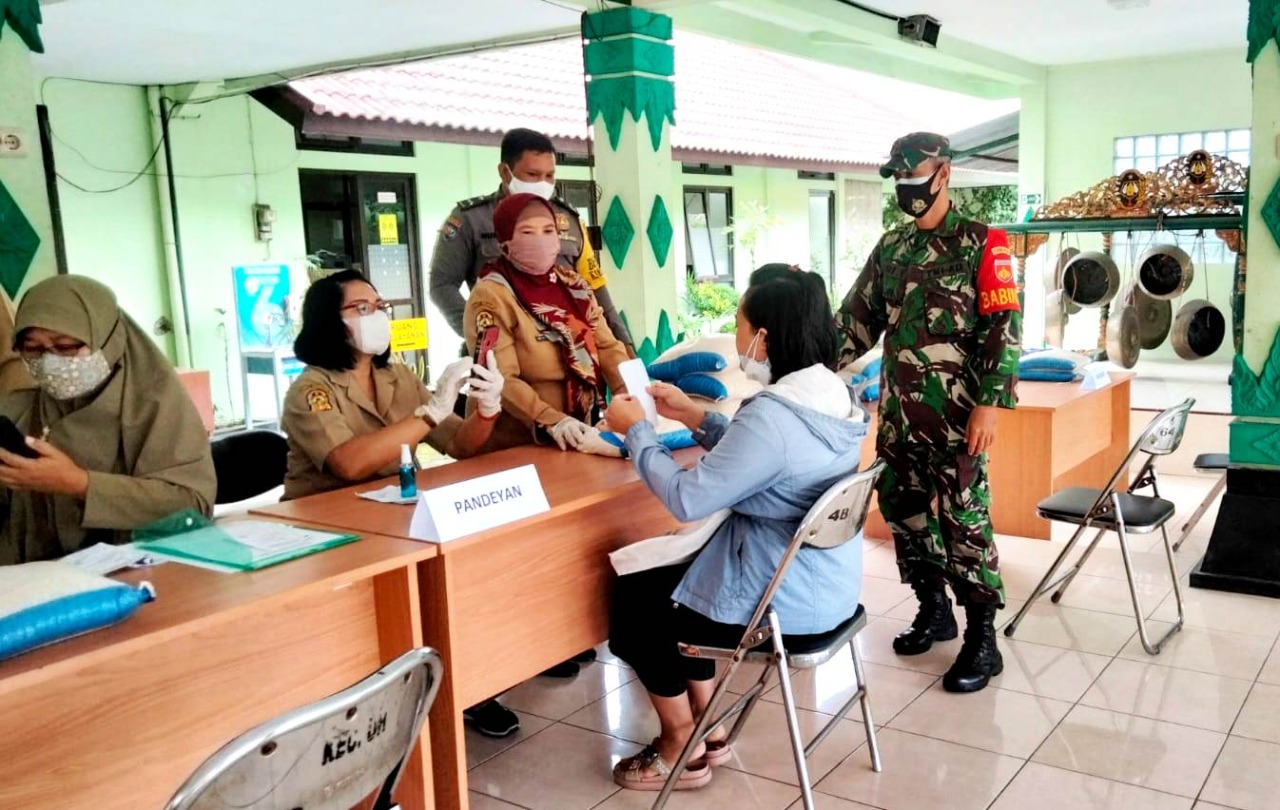 Babinsa Koramil 01/Jetis Menghimbau Warga Yang Kontak Erat Pasien Positif Covid-19 Agar Menjalani Isolasi Mandiri