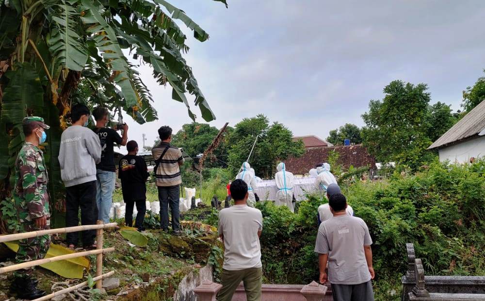 Pastikan Sesuai Prokes, Babinsa Purbayan Amankan Pemakaman Jenazah Pasien Covid-19