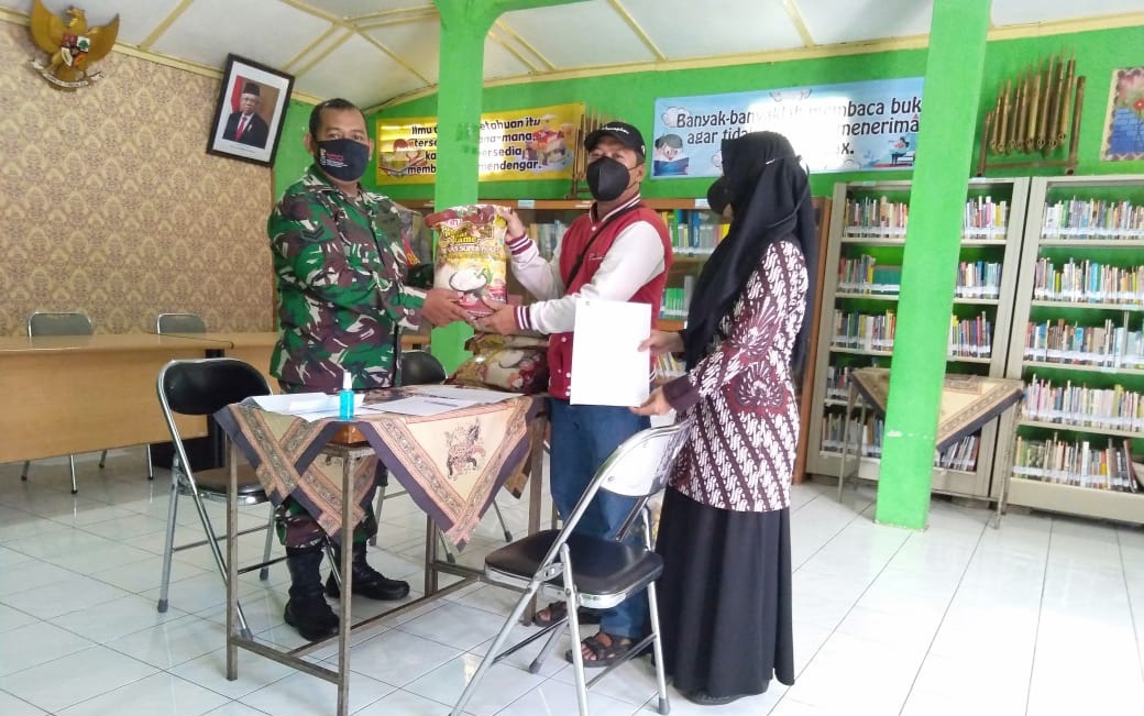 BABINSA KORAMIL 05//PAKUALAMAN DISTRIBUSIKAN BERAS KEPADA WARGA GUNUNGKETUR