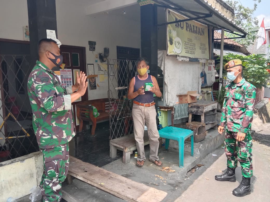 BABINSA KORAMIL 07/UH BERSAMA BKO YON ARMED DISTRIBUSIKAN PAKET OBAT ISOMAN UNTUK WARGA GIWANGAN