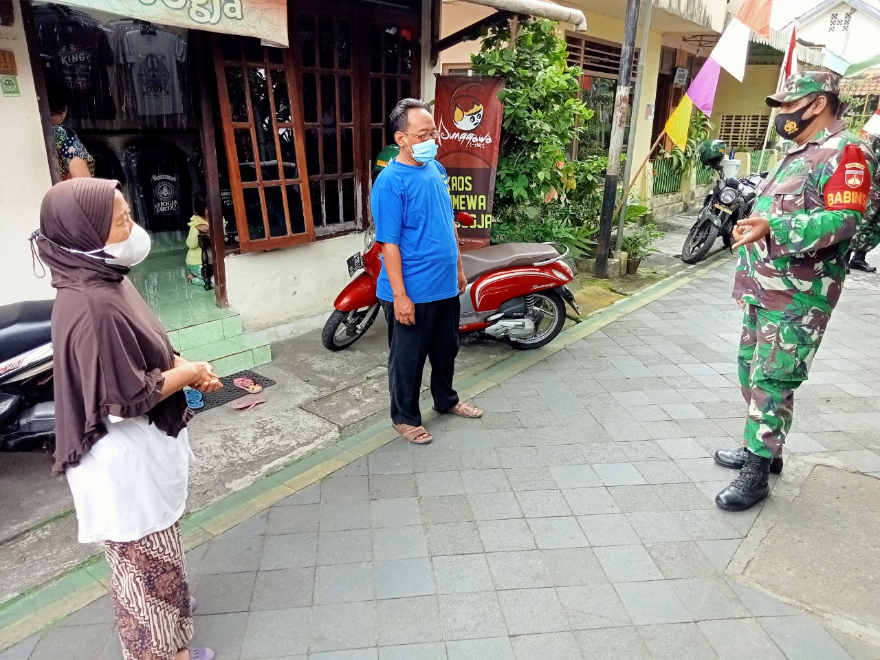 BABINSA KORAMIL KRATON SOSIALISASIKAN ISOTER KE RUMAH-RUMAH WARGA 