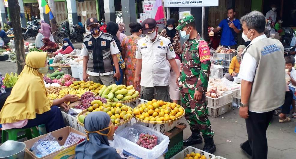 BABINSA KELURAHAN PURBAYAN MELAKSANAKAN MONITORING DI PASAR LEGI KOTAGEDE