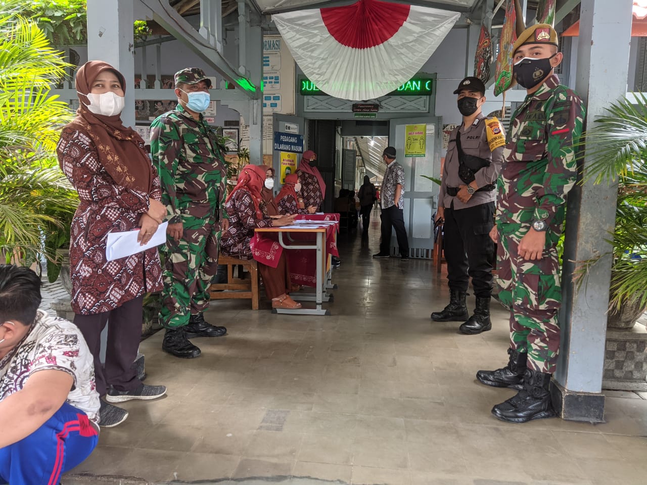 BABINSA KORAMIL 04/DANUREJAN MELAKSANAKAN PENGAMANAN DAN MONITORING VAKSIN COVID-19