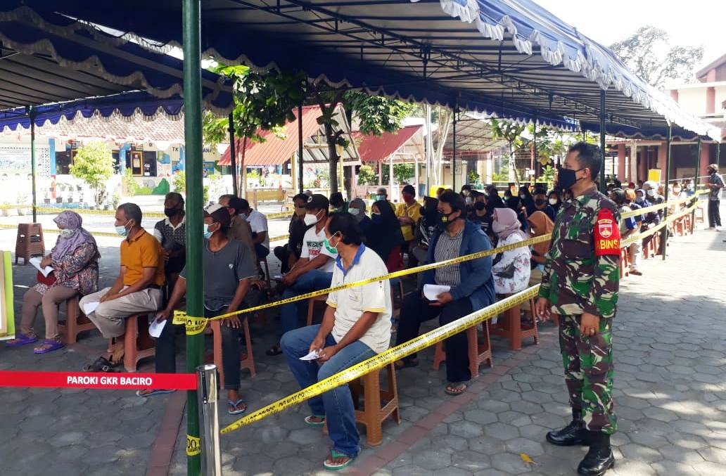 BERIKAN RASA AMAN BABINSA BACIRO MENDAMPINGI WARGANYA UNTUK MELAKSANAKAN VAKSIN