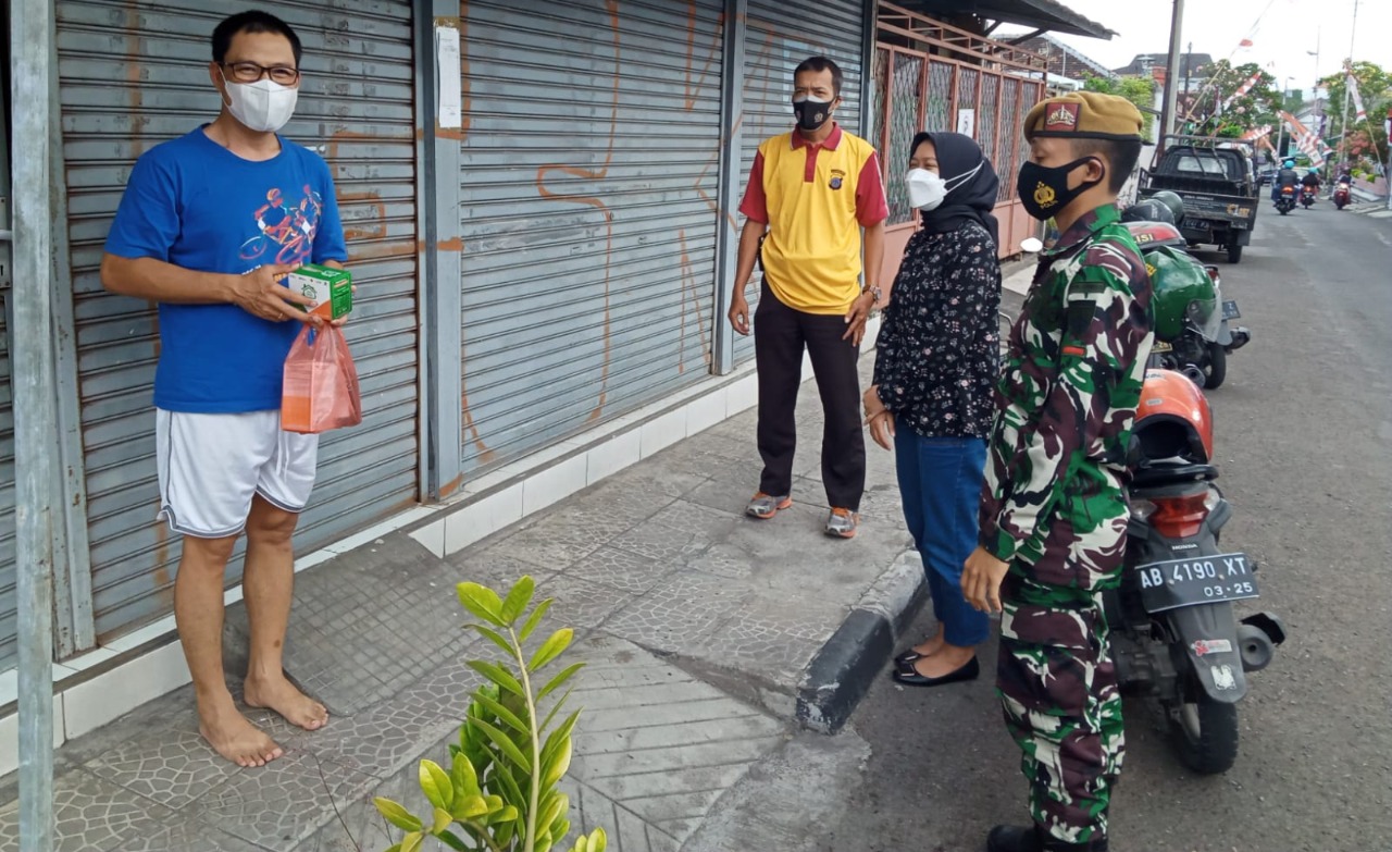 MEMUTUS PENYEBARAN COVID-19 BABINSA BERSAMA BHABINKAMTIBMAS DAN TIM PUSKESMAS LAKSANAKAN TRACING