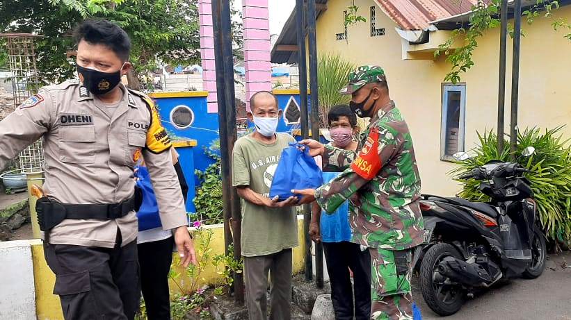 BABINSA PRAWIRODIRJAN MEMBAGIKAN SEMBAKO KEPADA WARGA MISKIN