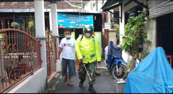 BABINSA KORAMIL 04/DANUREJAN MELAKSANAKAN PENYEMPROTAN DISINFEKTAN DI WILAYAH BINAANNYA