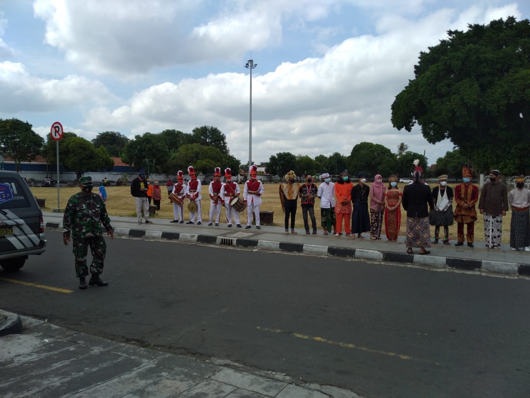 VAKSINASI BHINNEKA TUNGGAL IKA MENGENAKAN PAKAIAN ADAT NUSANTARA