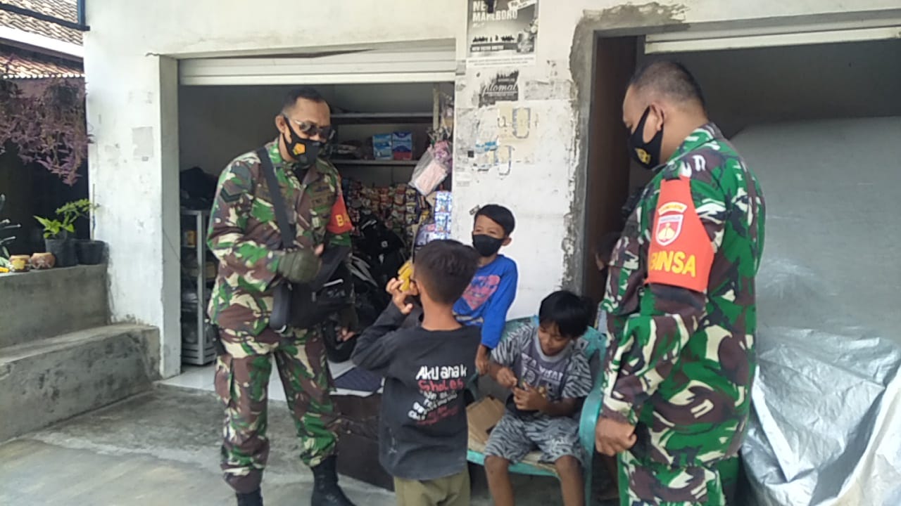 JAUHKAN GENERASI PENERUS DARI COVID-19, BABINSA PATANGPULUHAN BAGIKAN MASKER KEPADA ANAK - ANAK