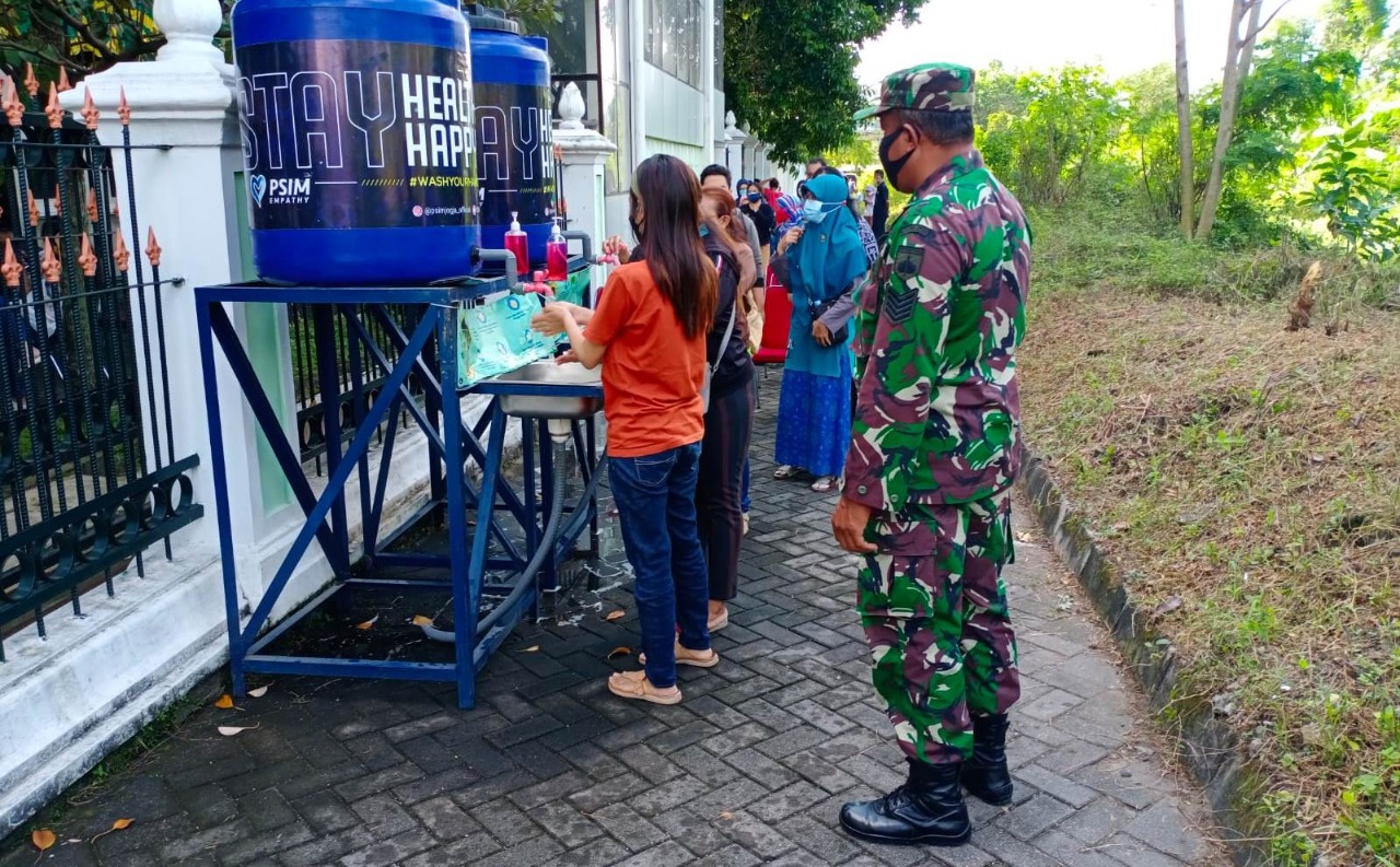 BABINSA KAWAL DAN SUKSESKAN VAKSINASI DI WILAYAH BINAAN