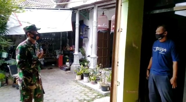 Babinsa Koramil Kraton Melaksanakan Tracking Di Kampung Taman