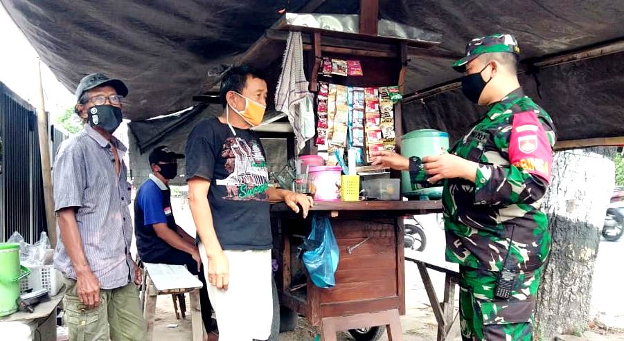 BABINSA GUNUNGKETUR AJAK WARGA PATUHI PROKES DAN IKUT MENJAGA KEAMANAN WILAYAH