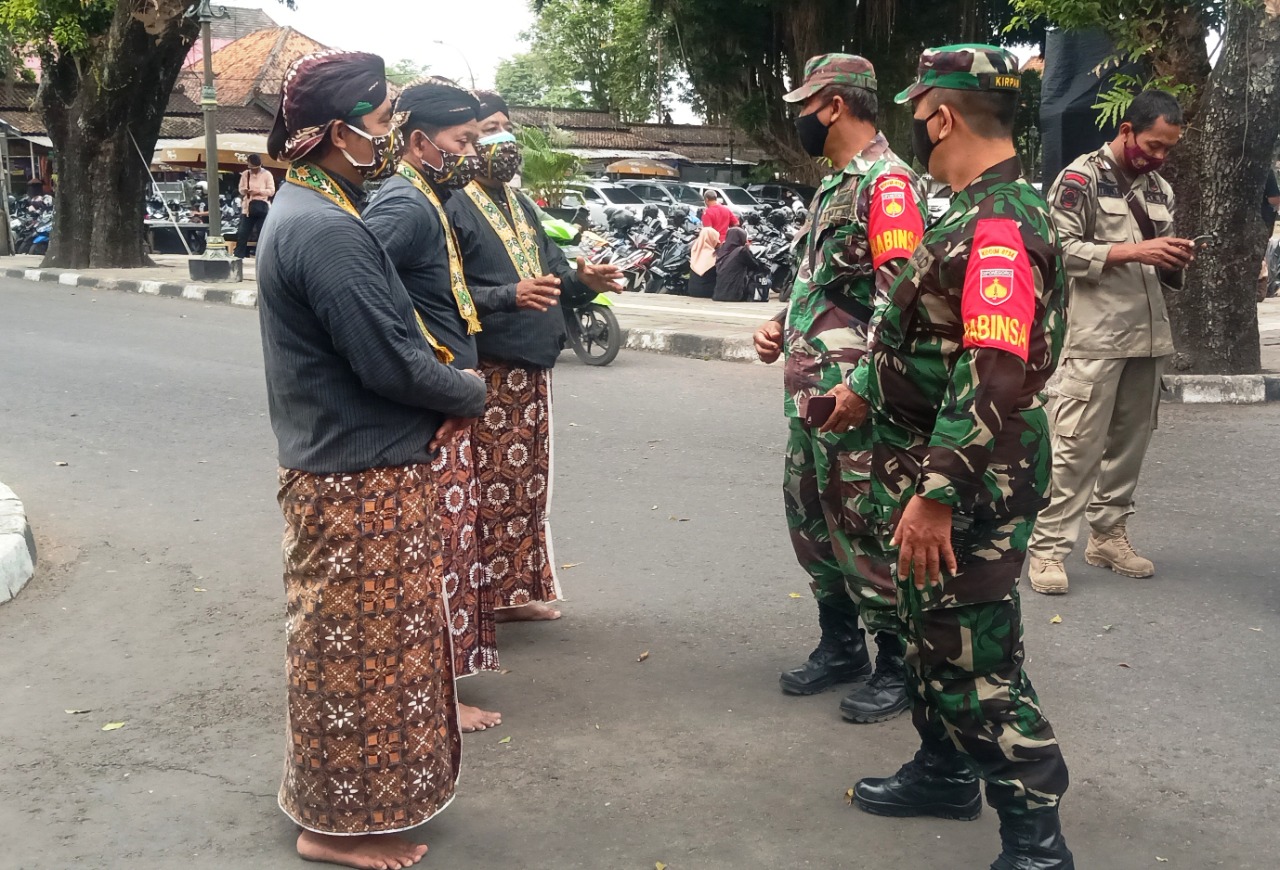 CIPTAKAN KEAKRABAN BABINSA KORAMIL 05/PAKUALAMAN LAKSANAKAN KOMSOS DENGAN PRAJURIT KADIPATEN