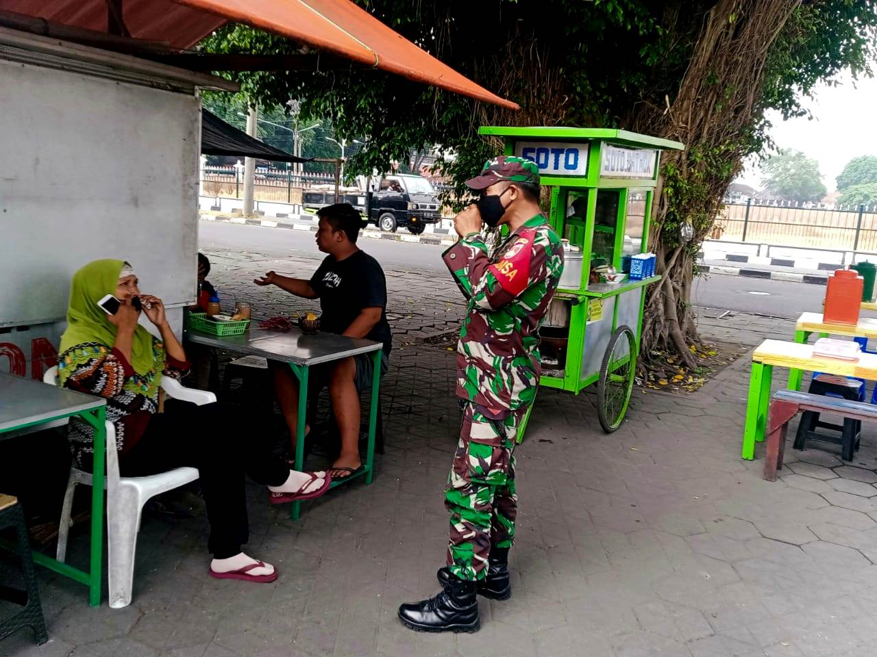 BABINSA MENGHIMBAU MASYARAKAT DAN PARA WISATAWAN DI SEPANJANG ALUN - ALUN UTARA