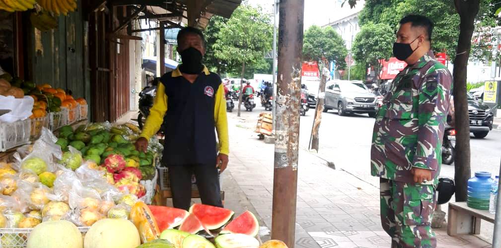 KORAMIL 01/JETIS GENCAR MELAKSANAKAN HIMBAUAN PROKES KEPADA SEJUMLAH PEDAGANG DAN PENGUNJUNG PASAR KRANGGAN