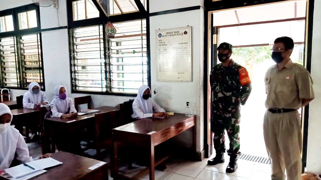 Pembelajaran Tatap Muka Mulai, Babinsa Koramil Kraton Pantau Sekolah Di Wilayah