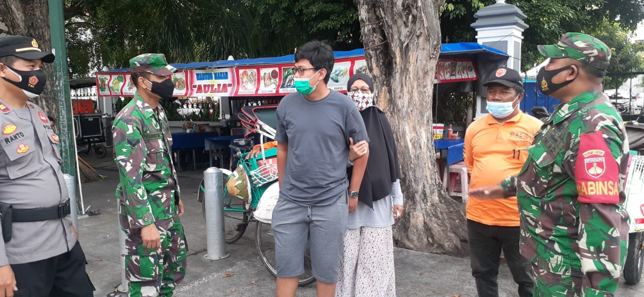 BABINSA KORAMIL 04/DANUREJAN BERSAMA APARAT TERKAIT  MELAKSANAKAN HIMBAUAN PROTOKOL KESEHATAN DI JALAN MALIOBORO