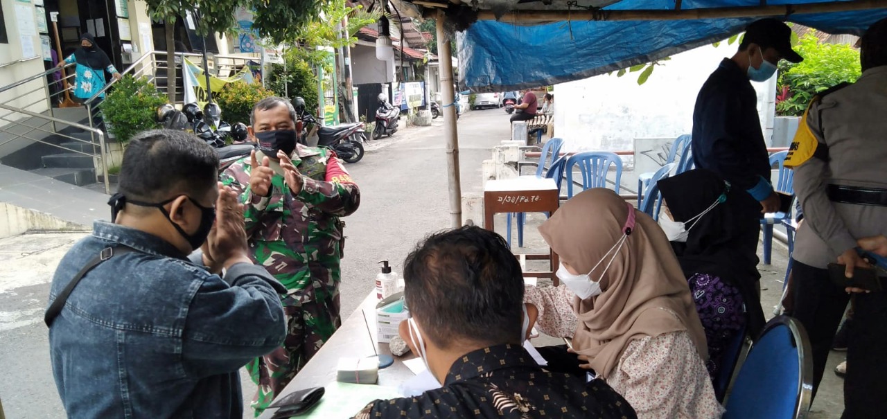 BABINSA GUNUNGKETUR KORAMIL 05/PAKUALAMANI DAMPINGI DAN PANTAU PELAKSANAAN VAKSINASI