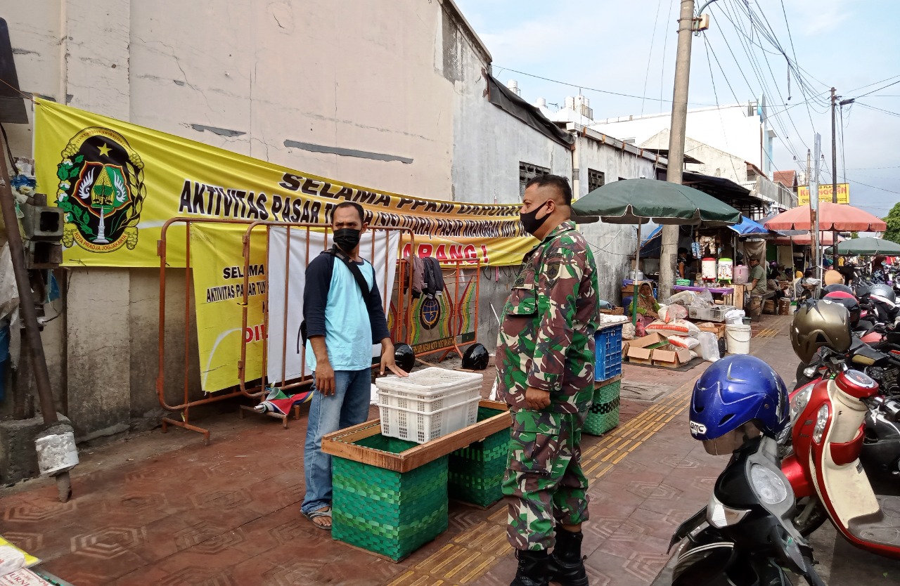 TEGAKKAN DISIPLIN PROKES SERDA YATIMAN HIMBAU PARA PEDAGANG DAN PEMBELI PASAR KRANGGAN