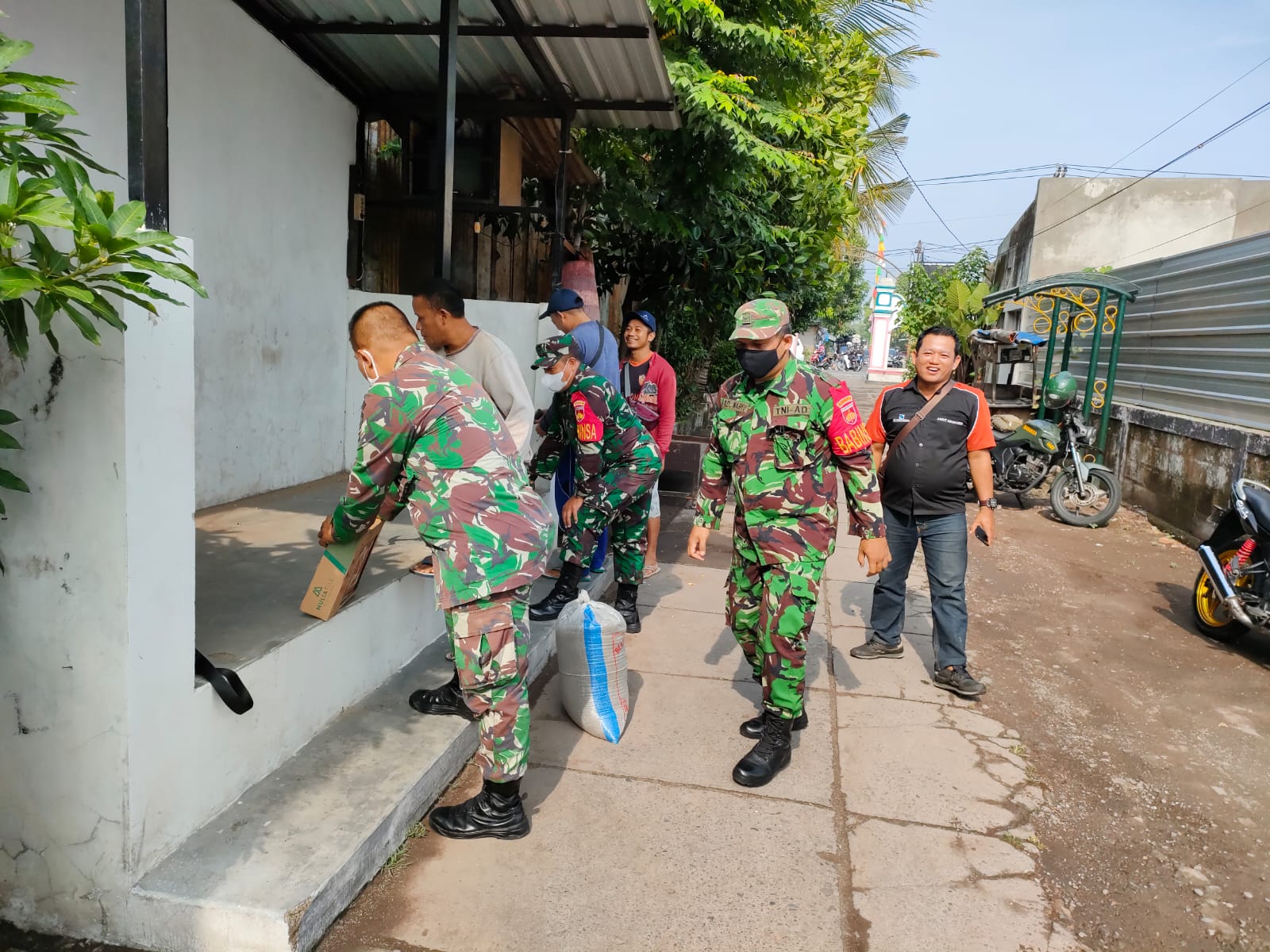 UPAYA MENAMBAH SEMANGAT KAMTIBMAS, BABINSA DAN WARGA MELAKSANAKAN KARYA BAKTI REHAB POS KAMLING